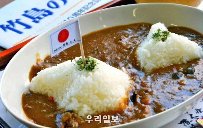 시마네현의 한 음식점에서 제공되는 '다케시마 카레'. 밥으로 독도 모양을 만들고 그 위에 일장기를 꽂았다.