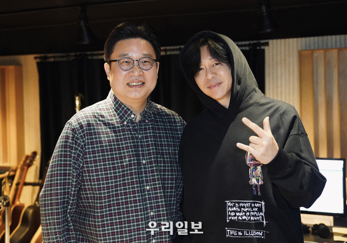 이번 영상을 기획한 서경덕 교수와 한국어 내레이션을 맡은 가수 윤도현