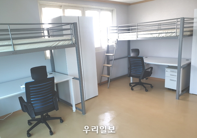 웹툰 작가 지망생을 위한 공유주택 2인실 