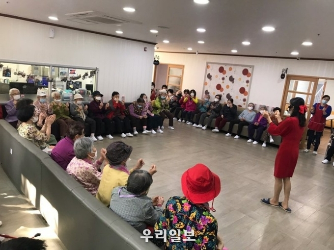 임영미 가수가 복지회관에서 어르신들을 모시고 봉사활동을 하고 있다.