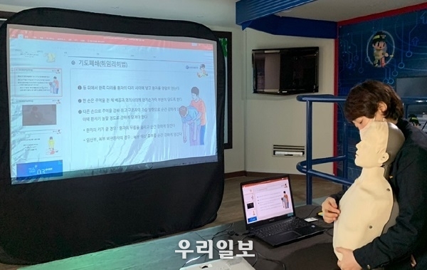 인천 남동소방서는 외국인근로자릉 위한 배대면 소방안전교육을 실시하고 있다 ⓒ 남동소방서 제공