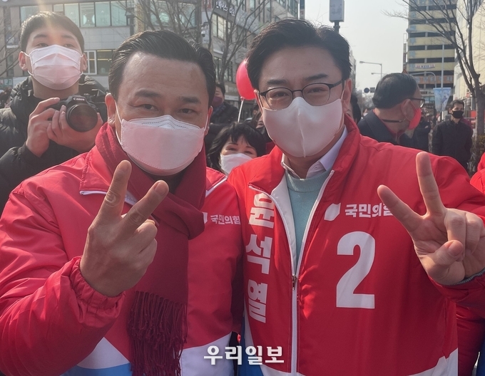 국민의힘 약자와의동행위원회 경기도당 본부장 김석훈 전 안산시의장(왼쪽)과 김성원 경기도당위원장(동두천·연천 국회의원)이 7일 오후 안산문화광장을 찾아 안산시민들에게 윤석열 후보 지지를 호소했다.(사진=국민의힘 약자와의동행위원회)