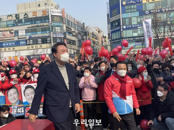 국민의힘 윤석열 대선 후보는 7일 오후 3시 안산문화광장을 찾아 안산시민들에게 지지를 호소했다.(사진=국민의힘 약자와의동행위원회)
