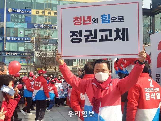 김석훈 국민의힘 약자와의동행위원회 경기도당 본부장(전 안산시의장)이 주최한 ‘정권교체 1인 릴레이 시위’ 모습.(사진=국민의힘 약자와의동행위원회 제공)