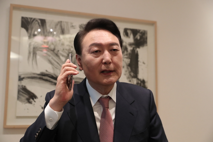 윤석열 대통령 당선인이 조 바이든 미국 대통령과 통화하고 있다.