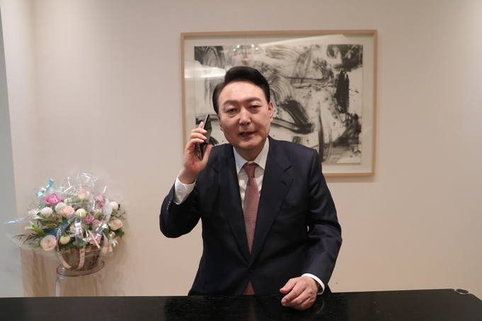 윤석열 대통령 당선인이 조 바이든 미국 대통령과 통화하고 있다.