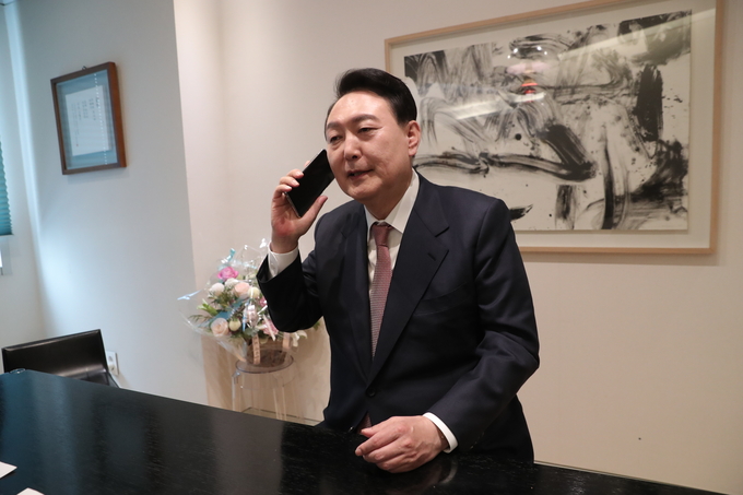 윤석열 대통령 당선인이 조 바이든 미국 대통령과 통화하고 있다.