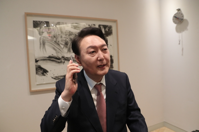 윤석열 대통령 당선인이 조 바이든 미국 대통령과 통화하고 있다.