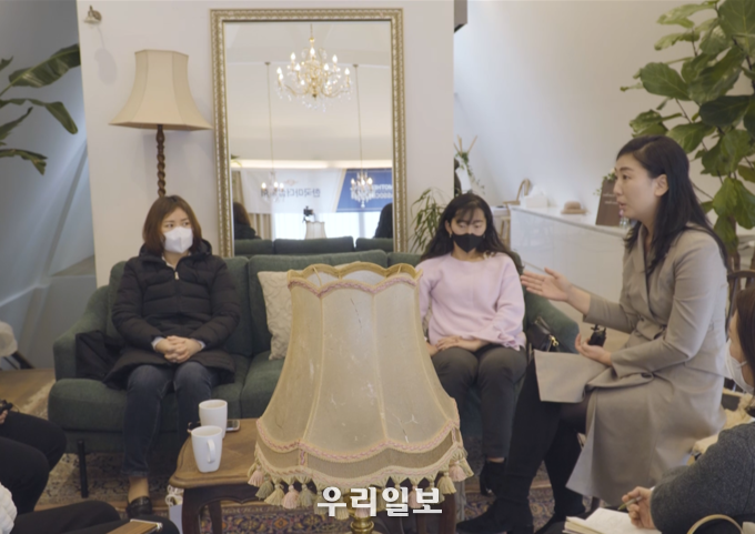 엄마들 상담중인 한국마더십협회 하혜린 대표(오른쪽)