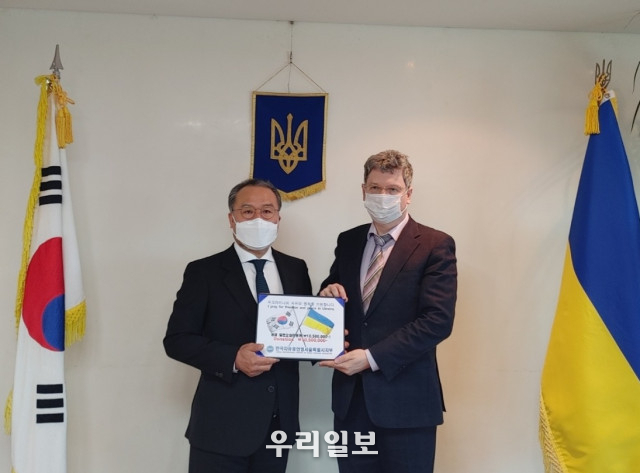 왼쪽부터 이일준 한국자총 서울시지부 수석부회장, 드미트로 포노마렌코 주한 우크라이나 대사 