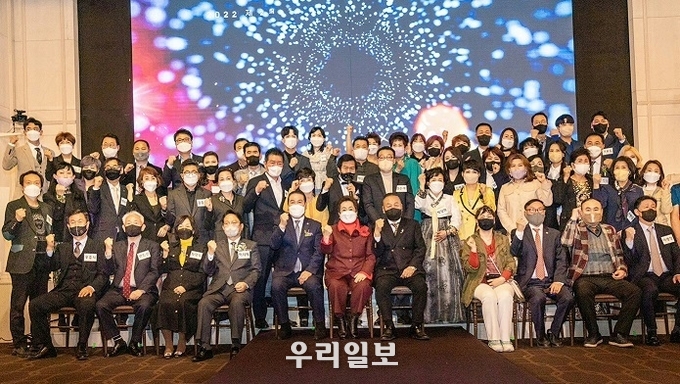 지난 25일 강남 학동역 호텔 엘리에나 5층 그랜드볼룸에서 개최한 2022 제2회 세계를 빛낸 참 인재대상 시상식 수상자들이 기념촬영을 하고 있다.