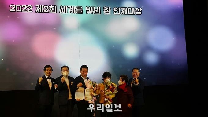 박종팔 세계복싱협회(WBA)슈퍼미들급 전 챔피언(왼쪽 세번째)가 2022 제2회 세계를 빛낸 참 인재대상에서 "세계복싱스포츠공로 부문" 대상 수상을 받고 포즈를 취하고 있다.