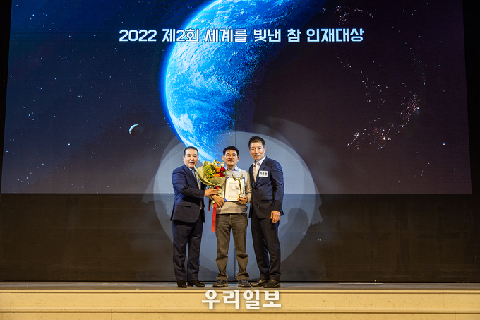 이번 시상을 받은 안진석 기자(가운데), 고시환 총재(왼쪽)와 박종팔(오른쪽) 세계슈퍼미들급 전 참피언이 기념촬영을 하고 있다.