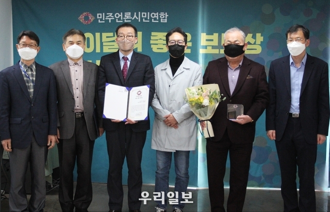 왼쪽부터 홍순운 복지TV 본부장, 홍순영 복지TV 부사장 김선우 복지TV 사장, 채영길 민언련 대표, 최규옥 복지미디어그룹회장, 양원준 복지TV 팀장