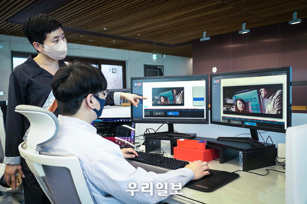 뉴 아이디 박준경 대표와 김영 엔지니어가 AI기반 포스트 프로덕션 기술을 활용해 콘텐츠를 편집하고 있는 모습 
