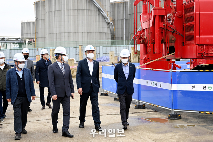 박남춘 인천시장이 3일 중구 항동 인천스마트선박안전지원센터 공사현장을 방문해 현황을 점검하고 있다. ⓒ인천시청