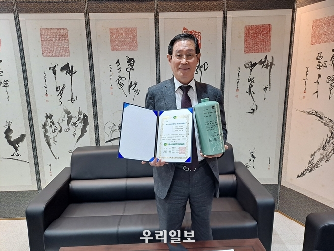 4월 18일 마포에 위치한 화조그룹 본사에서 사단법인 대한기자협회 김필용 이사장이 2021년 대한민국을 빛낸 영웅대상 '언론인 대상' 시상 상패와 상장을 수상 받고 기념촬영을 하고 있다.