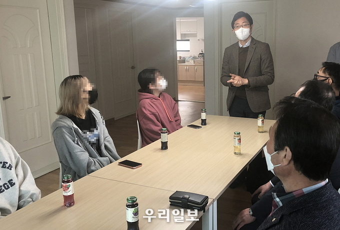 (주)SWA 문수봉 대표가 입주청년에게 생활지침에 대해 설명하고 있다.