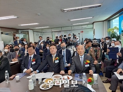 20일 사단법인 서울시민회 VIP초청 사무실 개소식 축하를 위해 내..외귀빈들이 자리를 빛내고 있다.