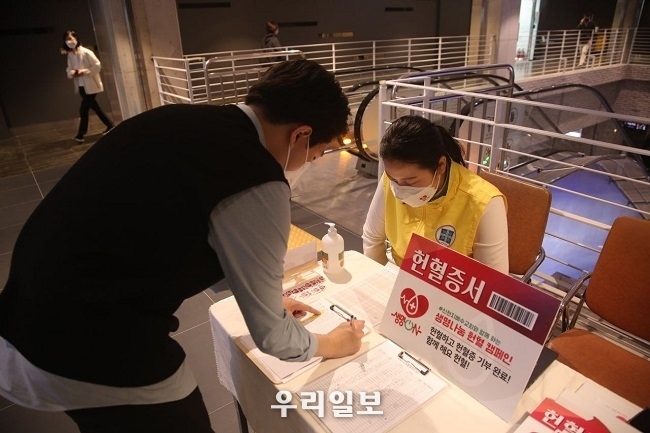 헌혈자 인원 파악중인 신천지 자원 봉사단원.