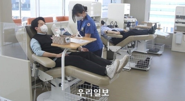 헌혈의 집 송도센터에서 채혈하는 간호사.