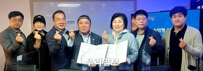 4월21일 장애인문화신문 본사에서 (주)페토니아과 업무협약 체결 후 임직원들과 기념촬영을 하고 있다.