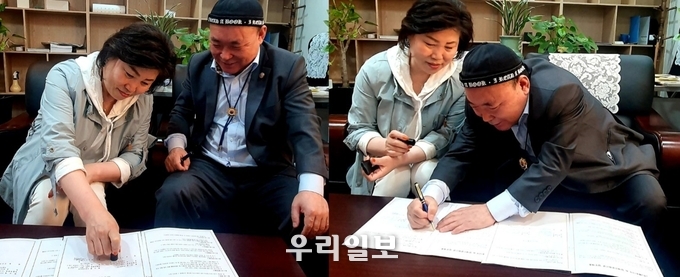 4월21일 장애인문화신문 본사에서 장애인문화신문 발행인 김재덕(오른쪽)과 펫사업 분야 업무협약을 체결하고 있다.