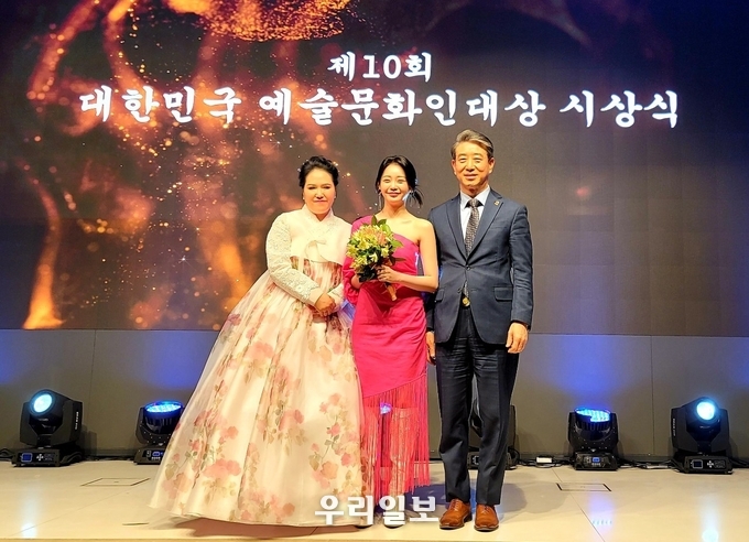 제10회 대한민국 예술문화인인대상 시상식에서 (주)이트로디앤씨 박용수 회장이 대중가수 부문 홍지윤 가수를 수상을 하고 기념촬영을 하고 있는 장면 