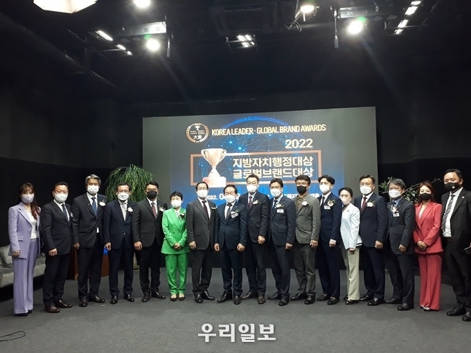 4월 22일(금) 오후 2시 WBC복지TV 공개홀에서 '2022 지방자치행정대상 및 글로벌브랜드대상' 시상식을 마치고 수상자들이 기념촬영을 하고 있다.