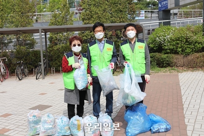 사)한국산재장애인 부평구 지회((좌로부터 회원 이선화, 지회장 이은기, 회원 최지훈)