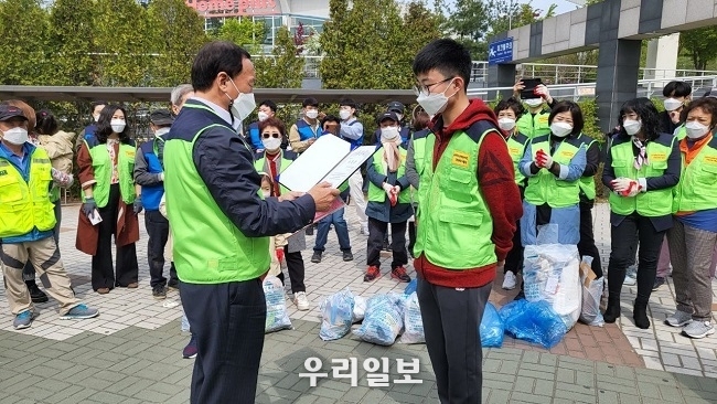 정천용 협회장이 공석민 학생에게 표창장 전달을 하고 있다