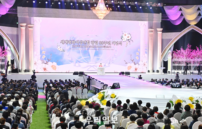 한학자 총재가 여성연합 30주년 기념식에서 개회선언을 하고 있다. 