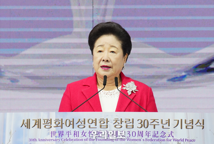 한학자 총재가,세계평화여성연합 창립30주년 기념식에서 축사를 하고 있다., 