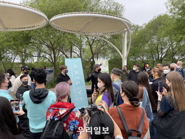 지난 4월 22일 한강 플로깅 참가자들이 줄리안과 토니 메디나 CEO의 행사 관련 설명을 듣고 있다 .