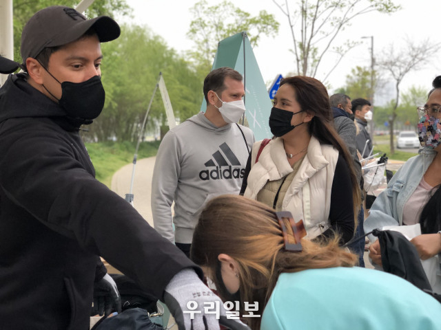 지난 4월 22일 참가자들이 한강 일대에서 플로깅을 진행하고 있다.