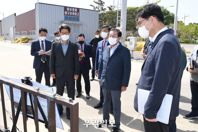 유천호 강화군수는 인천지방해양수산청장를 만나 어유정항 종합발전을 위한 현안사업 지원 요청 ⓒ 강화군청 제공