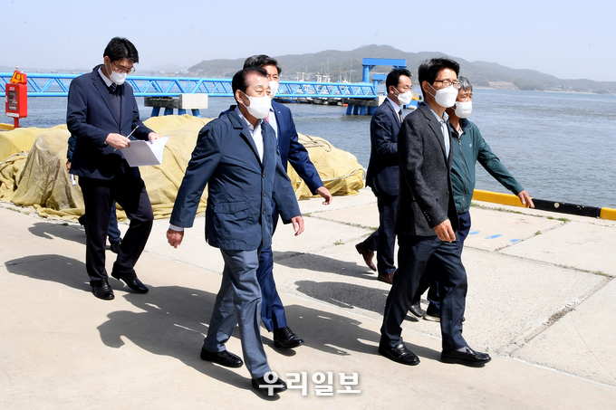 유천호 강화군수는 인천지방해양수산청장를 만나 어유정항 종합발전을 위한 현안사업 지원 요청 ⓒ 강화군청 제공