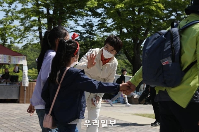 김은혜 후보가 어린이날을 맞아 서울대공원에 찾아온 어린들과 손을 들어 보이며 인사를 하고 있다. ⓒ 김은혜 캠프 제공