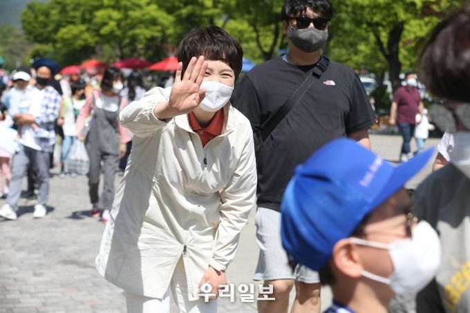김은혜 후보가 어린이날을 맞아 서울대공원을 찾아 반갑게 손을 들어 보이며 웃고 있다. ⓒ 김은혜 캠프 제공