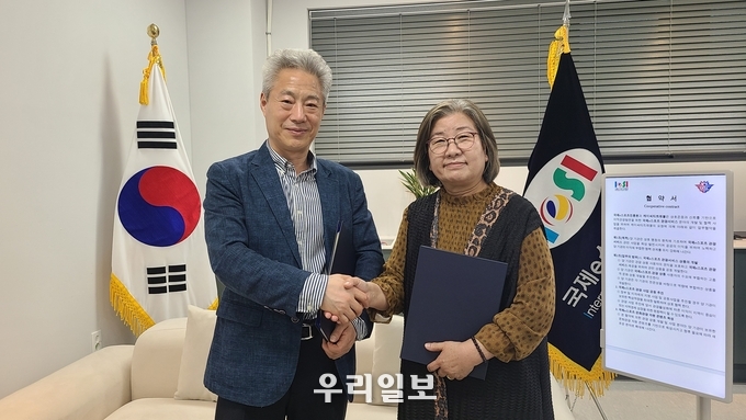 지난 4일(화) 하남시 국제e스포츠진흥원 스포츠프롬아카데미에서 국제e스포츠진흥원 이사장 전옥이(오른쪽)과 ㈜케이씨티트래블(대표장유재(왼쪽)이 국제e스포츠 관광서비스 분야의 개발과 해외 관광객 유치를 위한 업무협약을 체결하고 악수를 나누고 있다.