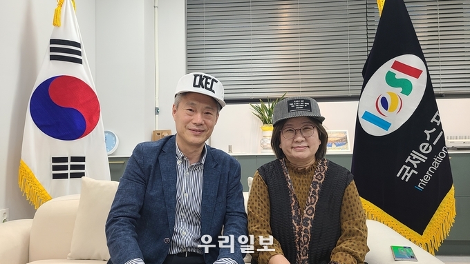 지난 4일(화) 하남시 국제e스포츠진흥원 스포츠프롬아카데미에서 국제e스포츠진흥원 이사장 전옥이(오른쪽)과 ㈜케이씨티트래블(대표장유재(왼쪽)이 기념촬영을 하고 있다.