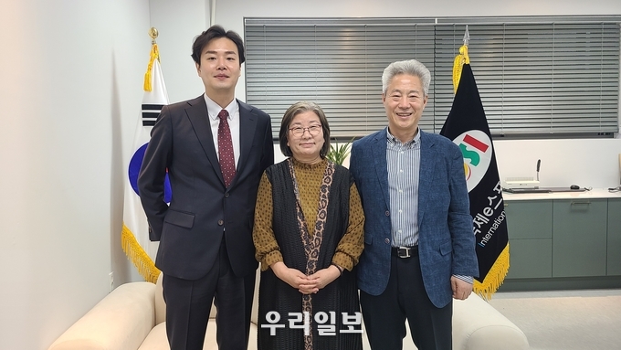 지난 4일(화) 하남시 국제e스포츠진흥원 스포츠프롬아카데미에서 국제e스포츠진흥원 이사장 전옥이(오른쪽)과 ㈜케이씨티트래블(대표장유재(왼쪽)이 국제e스포츠 관광서비스 분야의 개발과 해외 관광객 유치를 위한 업무협약을 체결한 후 기념촬영을 하고 있다.