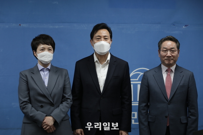 6일 국회의원회관에서 김은혜 경기도지사 후보 오세훈 서울시장후보, 유정복 인천시장 후보가 기념촬영을 하고 있다.ⓒ 김은혜 캠프 제공
