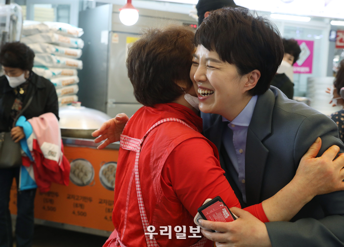 김은혜 경기도지사 후보가 소상공인을 만나 포옹하며 격려를 하고 있다. ⓒ 김은혜 선거 캠프 제공