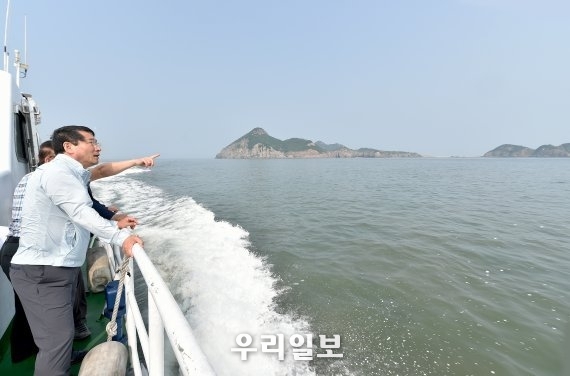  유정복 국민의힘 인천시장 후보가 해양 관광레저를 만들어 나가겠다고 해안을 둘러보고 있다. ⓒ유정복캠프 선거사무소 제공