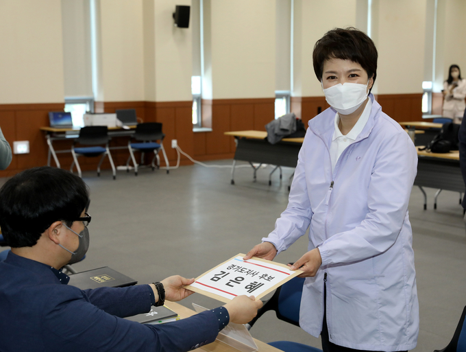 국민의힘 김은혜 경기도지사 후보가, 경기도선거관리위원회를 직접 방문 경기도지사 후보 등록을 하고 있다. ⓒ 김은혜 캠프 제공