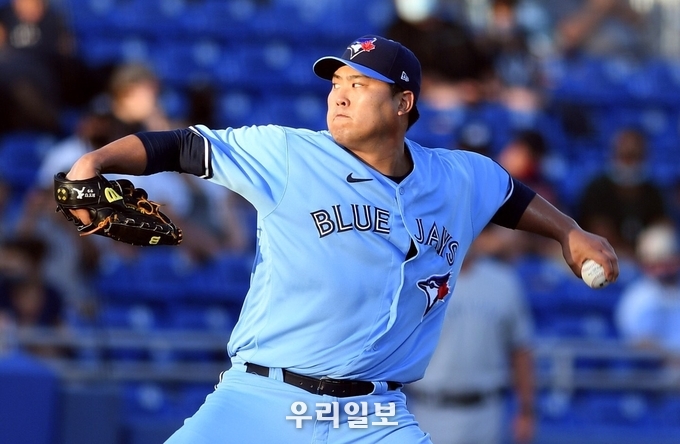 가정의 달을 맞아 소아암 치료비 1억 원을 전달한 류현진 선수의 모습