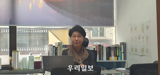 (주)엠엠바이오 김형숙 대표가 흑운모에서 나오는 자기장 충전을 통해 혈류개선을 통해 뇌파 안정화로 숙면을 이끌어 내는 원리를 설명하고 있다.