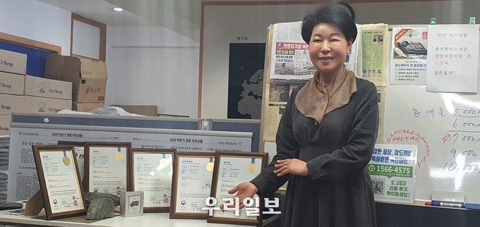 (주)엠엠바이오 김형숙 대표가 다양한 특허증을 소개하고 있다. 