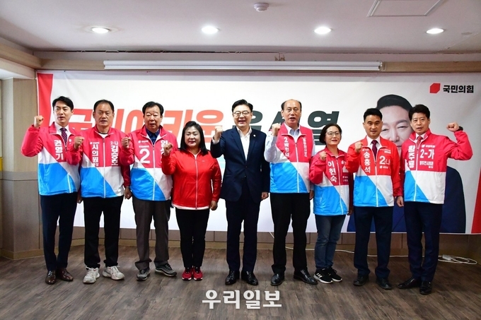 국민의힘 경기도 동두천 지방선거 후보자들이 연석회의에 참석하고 있다. 중앙 김성원 위원장,박형덕 시장, 후보자들 ⓒ 박형덕 캠프 제공